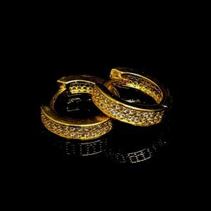 BRINCO ARGOLA SQUARE CRAVEJADA ZIRCONIA - MEDIA - BANHADO A OURO 18K