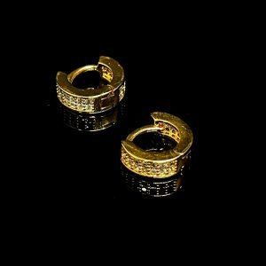 BRINCO ARGOLA SQUARE CRAVEJADA ZIRCONIA - BANHADO A OURO 18K
