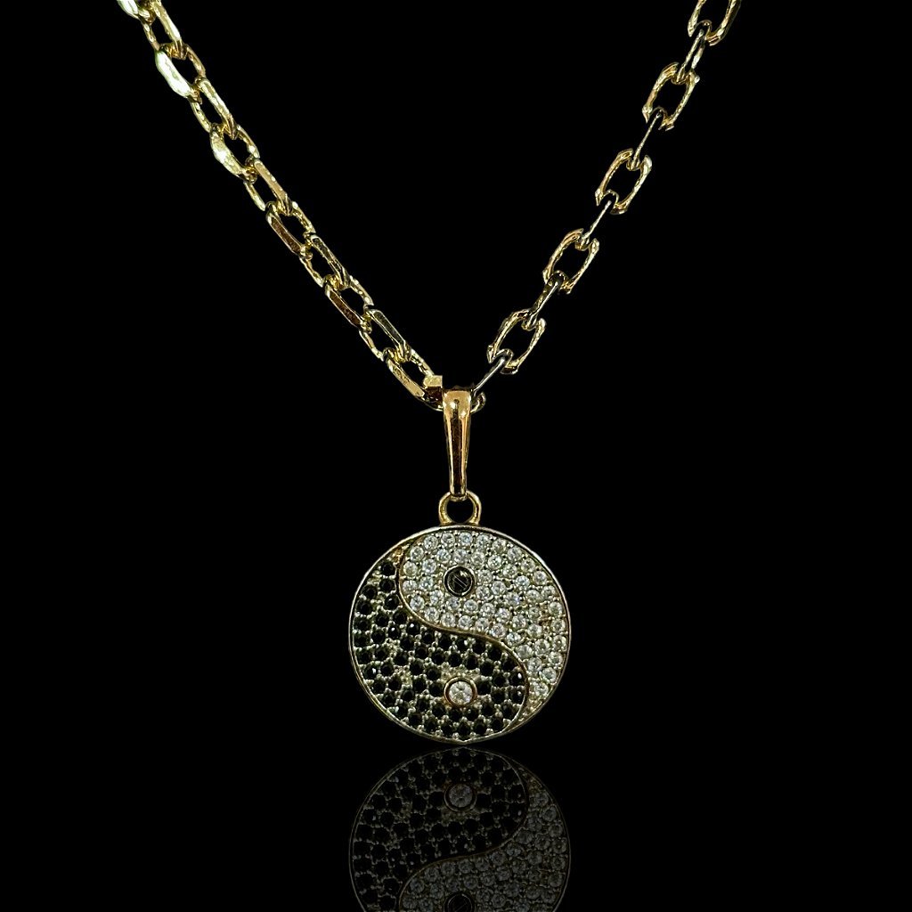PINGENTE YIN YANG - CRAVEJADO ZIRCONIA - BANHADO A OURO 18K