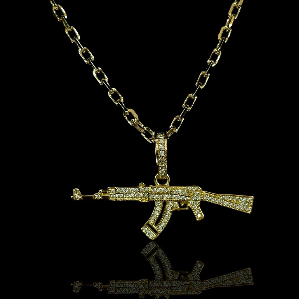 PINGENTE AK-47 -CRAVEJADO ZIRCONIA - BANHADO A OURO 18K