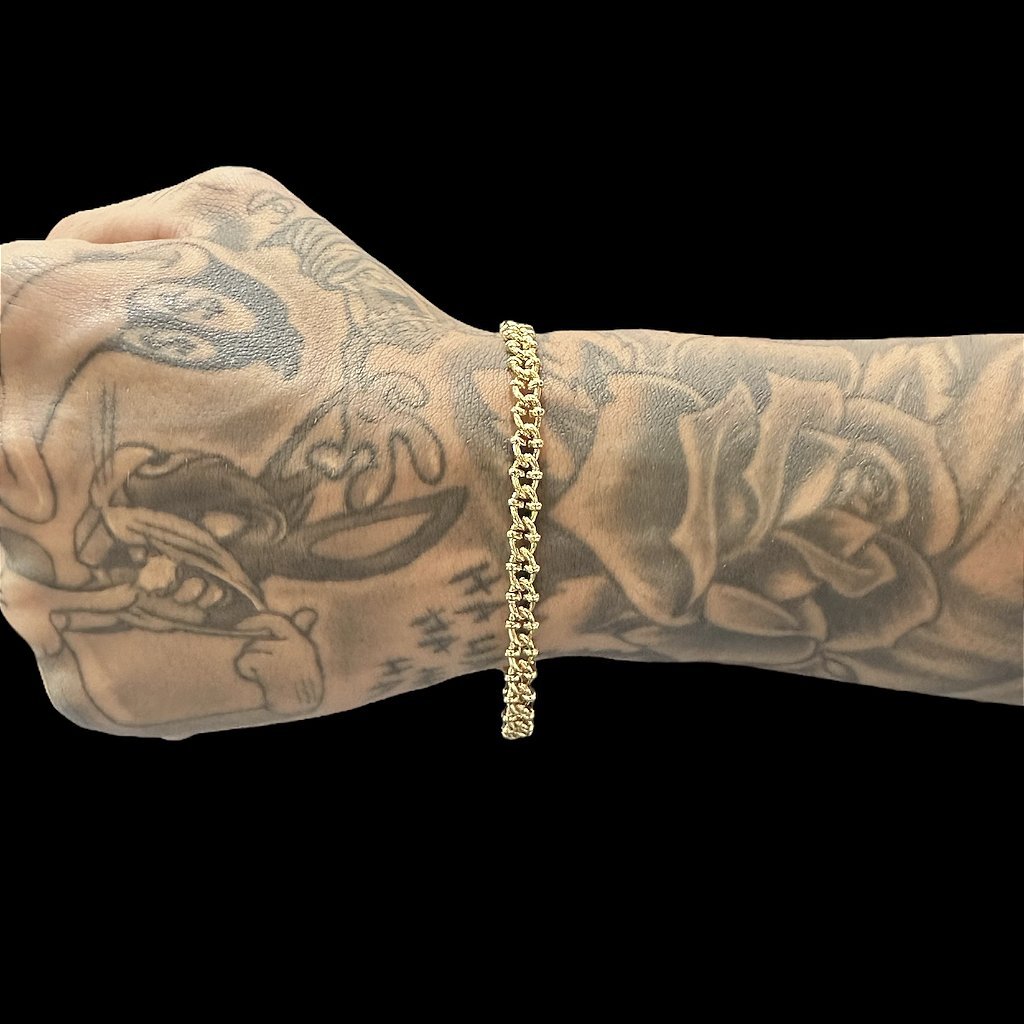 PULSEIRA CUBAN DETALHADA - BANHADO A OURO 18K - Imagem 2